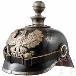 A helmet M 1915 for enlisted men of the foot artillerySchwarz lackierter Lederkorpus mit grau