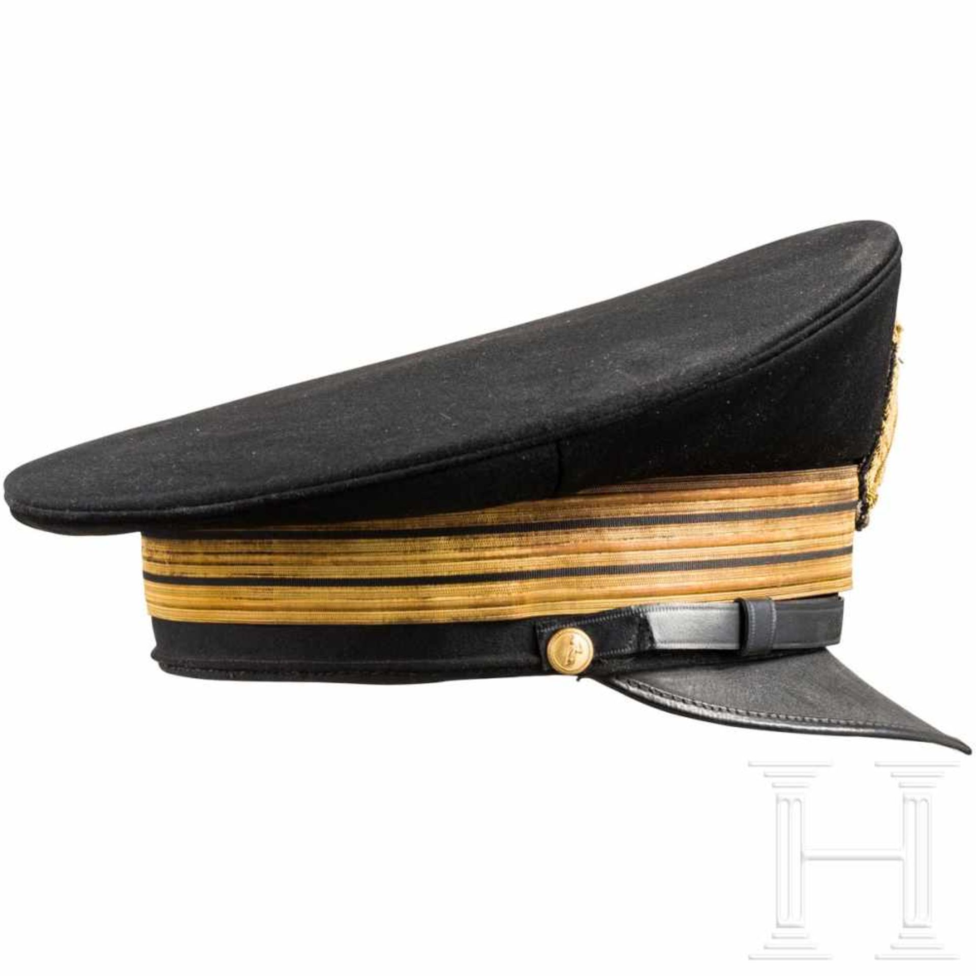 A visor cap for officials in the Italian protectorate of AlbaniaKorpus aus feinem schwarzem Tuch, - Bild 2 aus 3