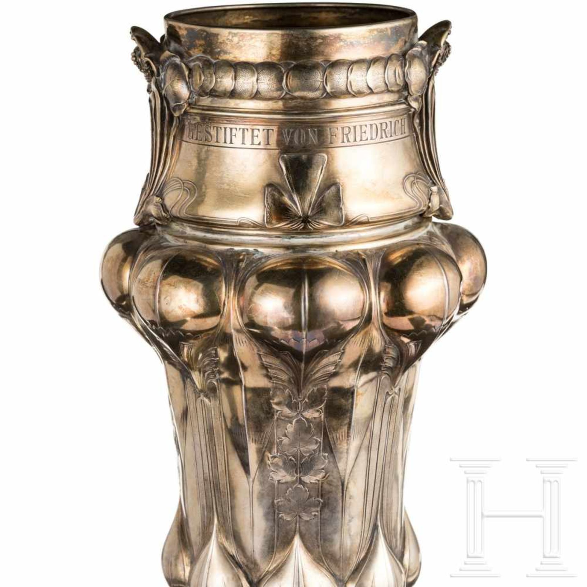 A large Art Nouveau trophy cup after a design by Hermann Götz, Baden, circa 1900Chased silver, - Bild 5 aus 15