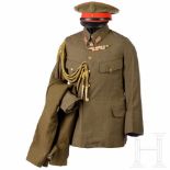 A uniform of an army officer in Word War IISchirmmütze aus khakifarbenem Baumwolltuch mit rotem