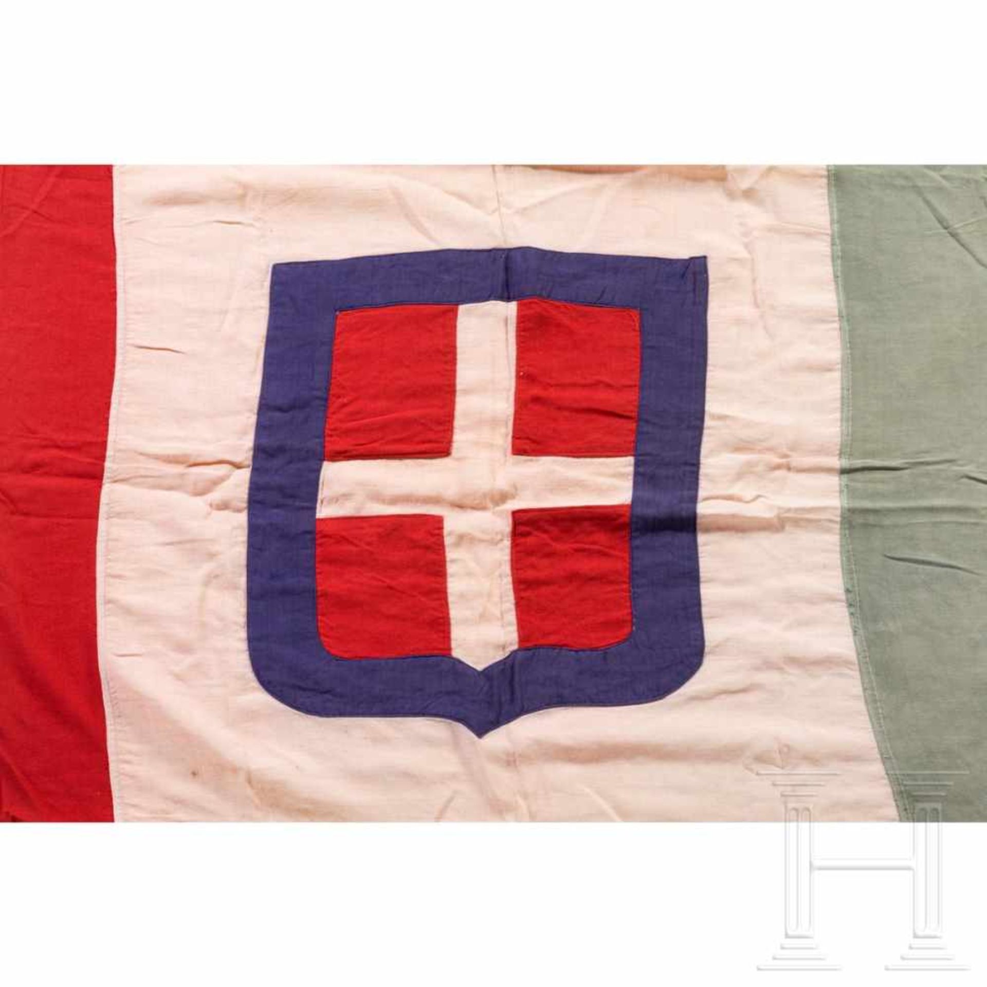 An Italian flag, 20th centuryDreiteilig vernähtes Fahnentuch mit beidseitig aufgenähtem Savoyer - Bild 4 aus 5
