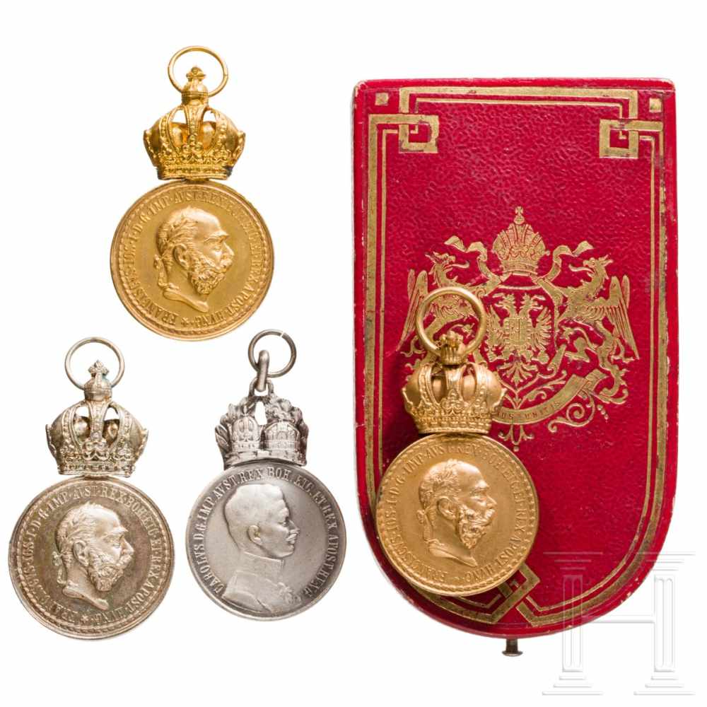 Military Merit Medal "Signum Laudis" - four awardsZwei Medaillen in Bronze, eine mit gedrücktem