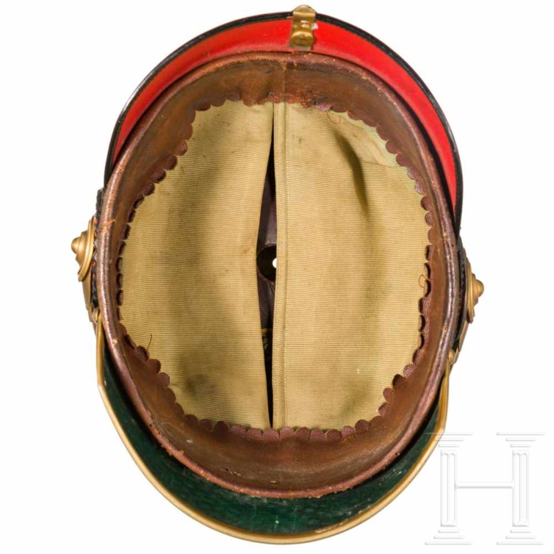 A helmet for officers and a badge, early 20th centurySchwarz lackierter Lederkorpus mit eckigem - Bild 3 aus 4