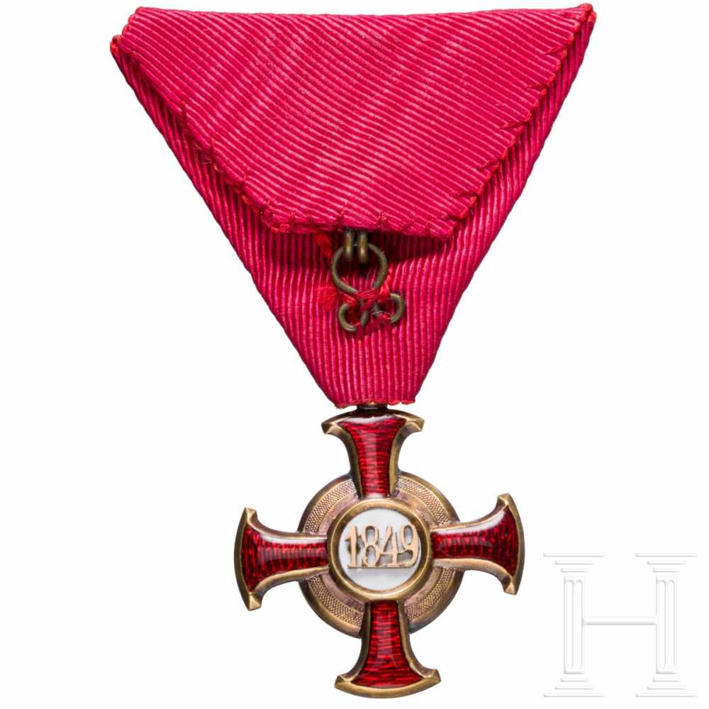 A Golden Cross of MeritIn Gold (amtspunziert im Ring) gefertigtes Kreuz der Firma „V. MAYER‘S SÖHNE" - Image 2 of 2