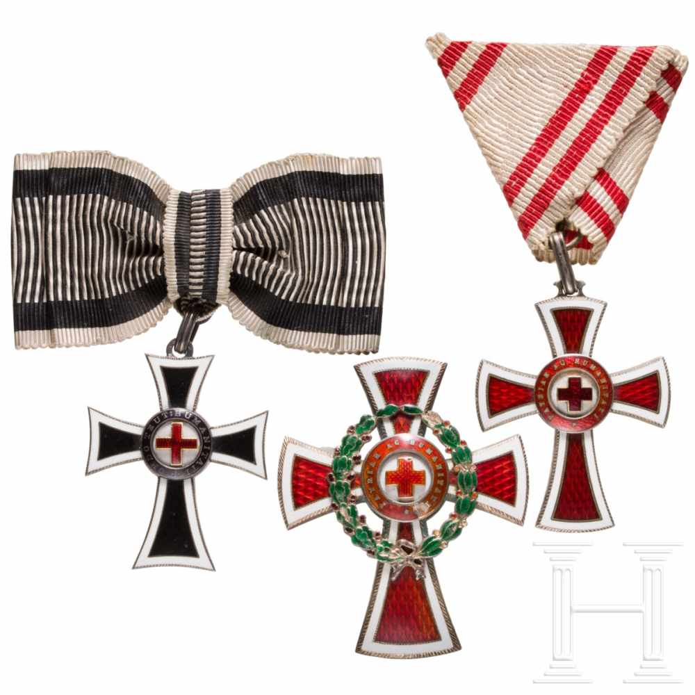 Three Red Cross awardsBrustkreuz des Marianerkreuzes des Deutschen Ritterordens an Damenschleife,