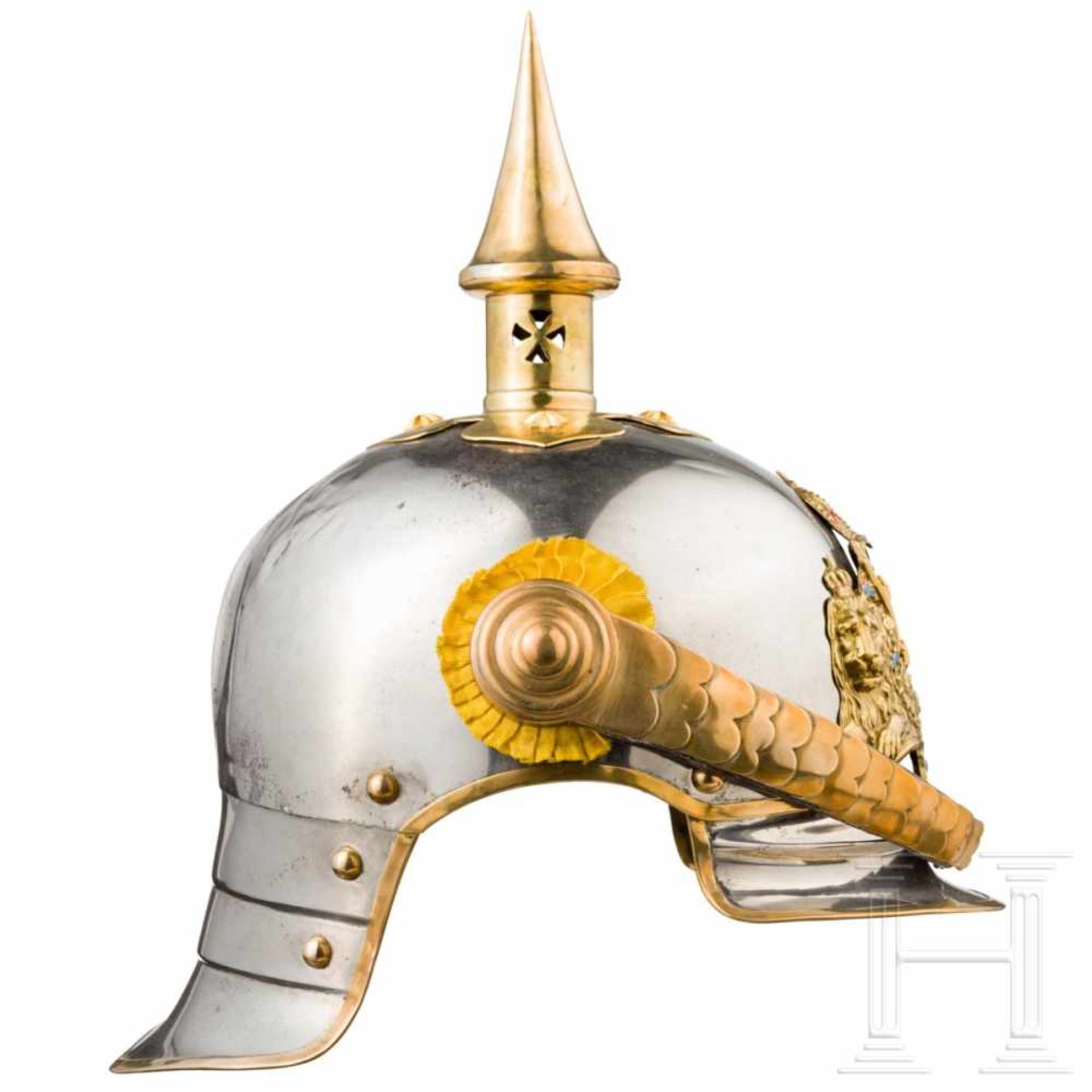 A helmet for cuirassier officers, circa 1900Polierte Stahlglocke, vergoldete Buntmetallbeschläge. - Bild 2 aus 3