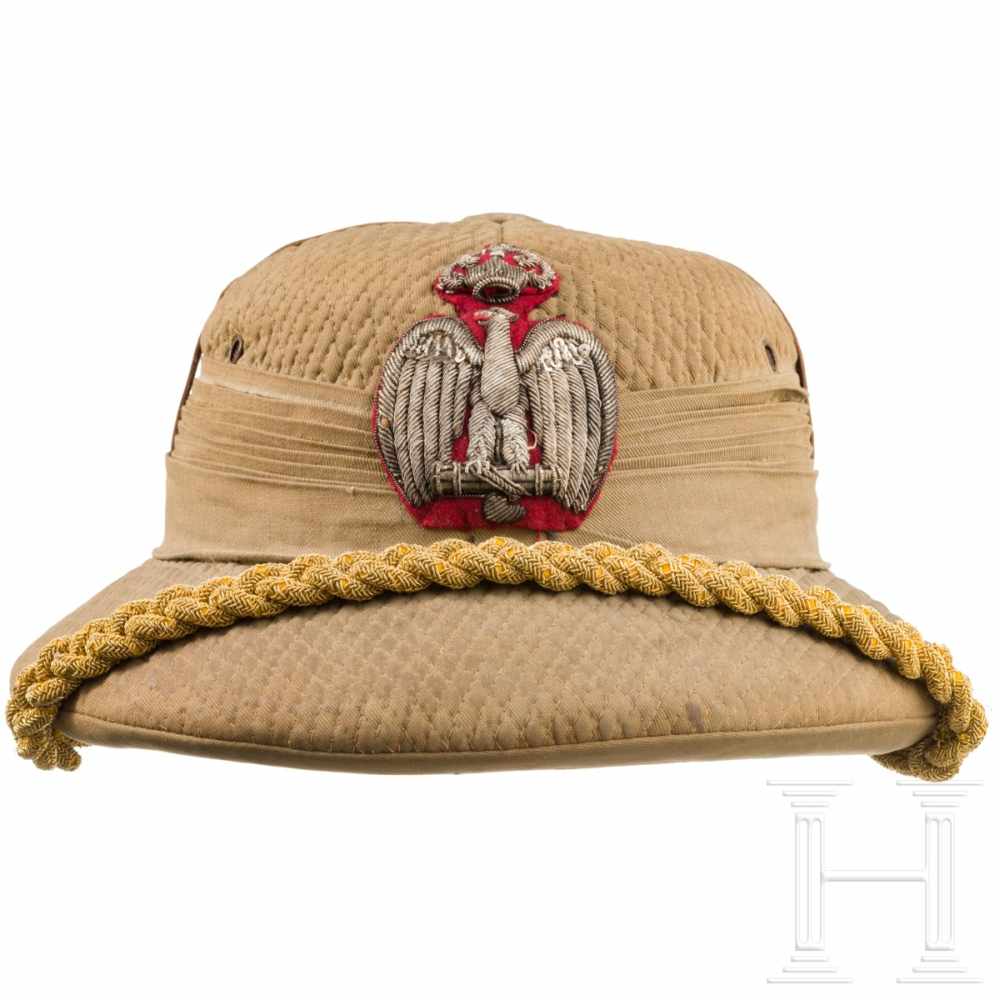 A pith helmet for a general, before 1945Dicker Korkkorpus, mit abgestepptem Baumwolltuch bezogen, - Image 2 of 4