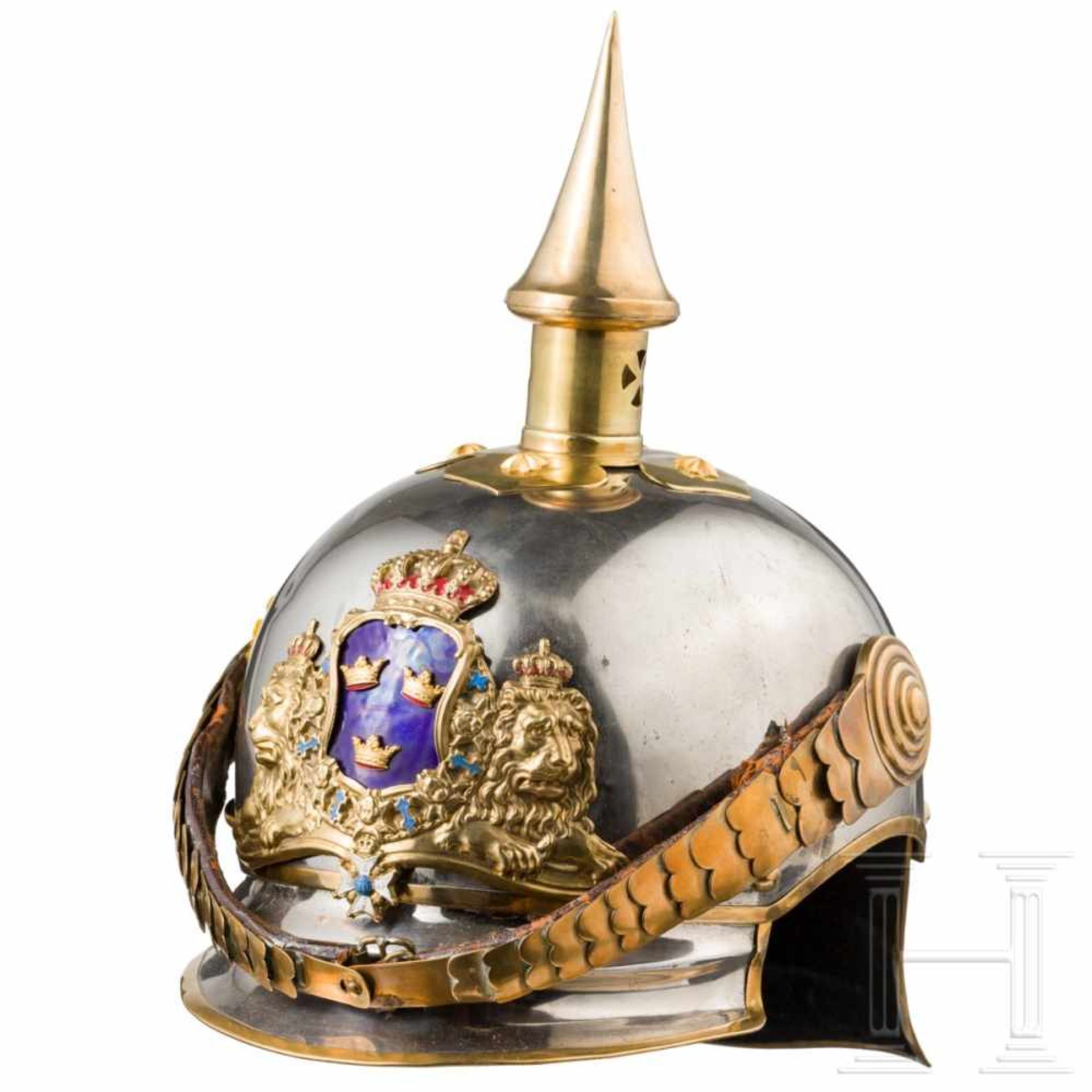 A helmet for cuirassier officers, circa 1900Polierte Stahlglocke, vergoldete Buntmetallbeschläge.