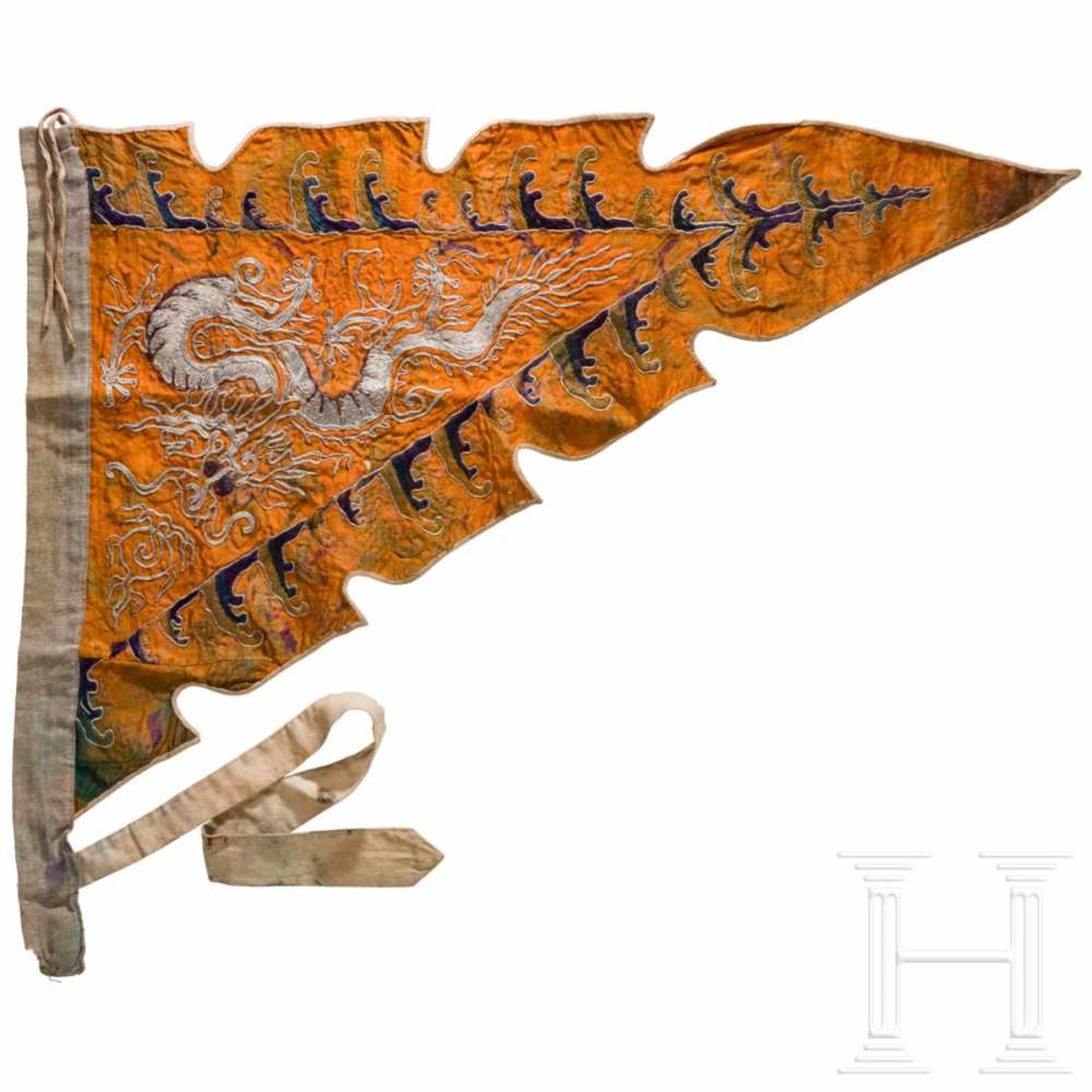 A lance flag with Imperial Dragon, Qing DynastyMehrlagiges oranges Seidentuch, beidseitig farbig