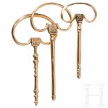 Three chamberlain keys, probably Naples, 18th/19th centurySilber, vergoldet. Am Satz der Reide