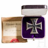 Iron cross 1st class in case with cardboard box, 1914Geschwärzter Eisenkern in Silberzarge, die