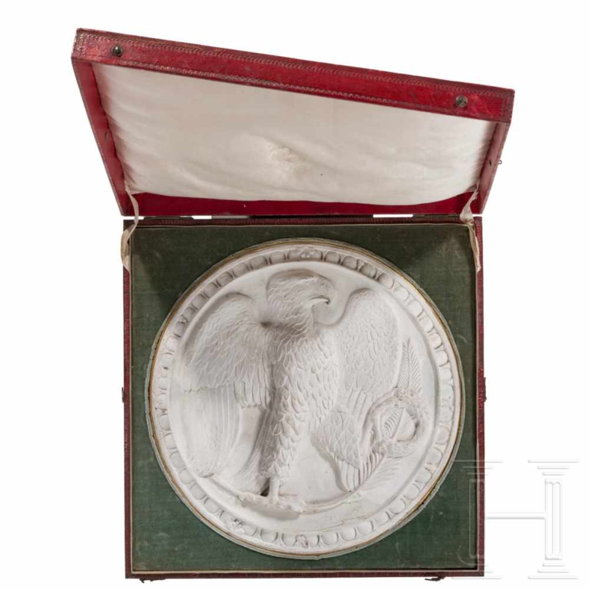 A model eagle in original case, circa 1804Fein ausgeführtes, erhabenes Gipsmedaillon, von goldener