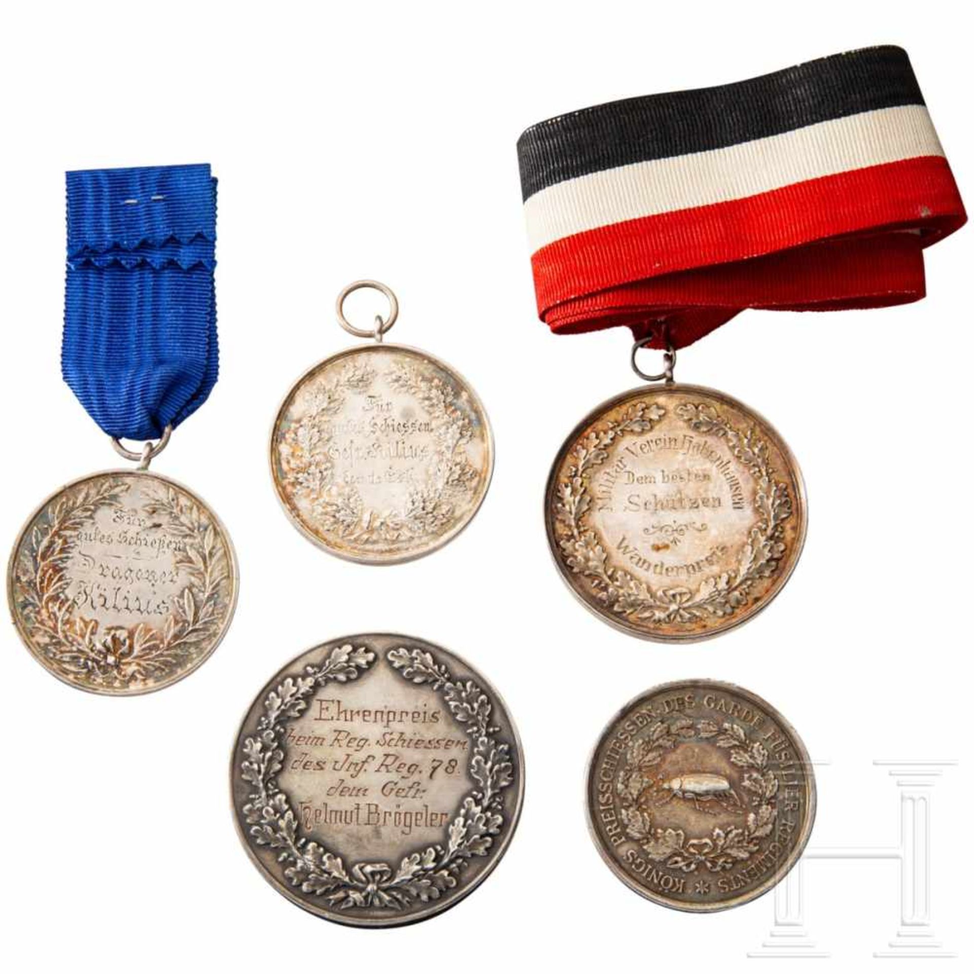 Five shooting prize medalsÜberwiegend aus Silber, verschiedene Ausführungen, Herrscherbildnis ( - Bild 2 aus 2