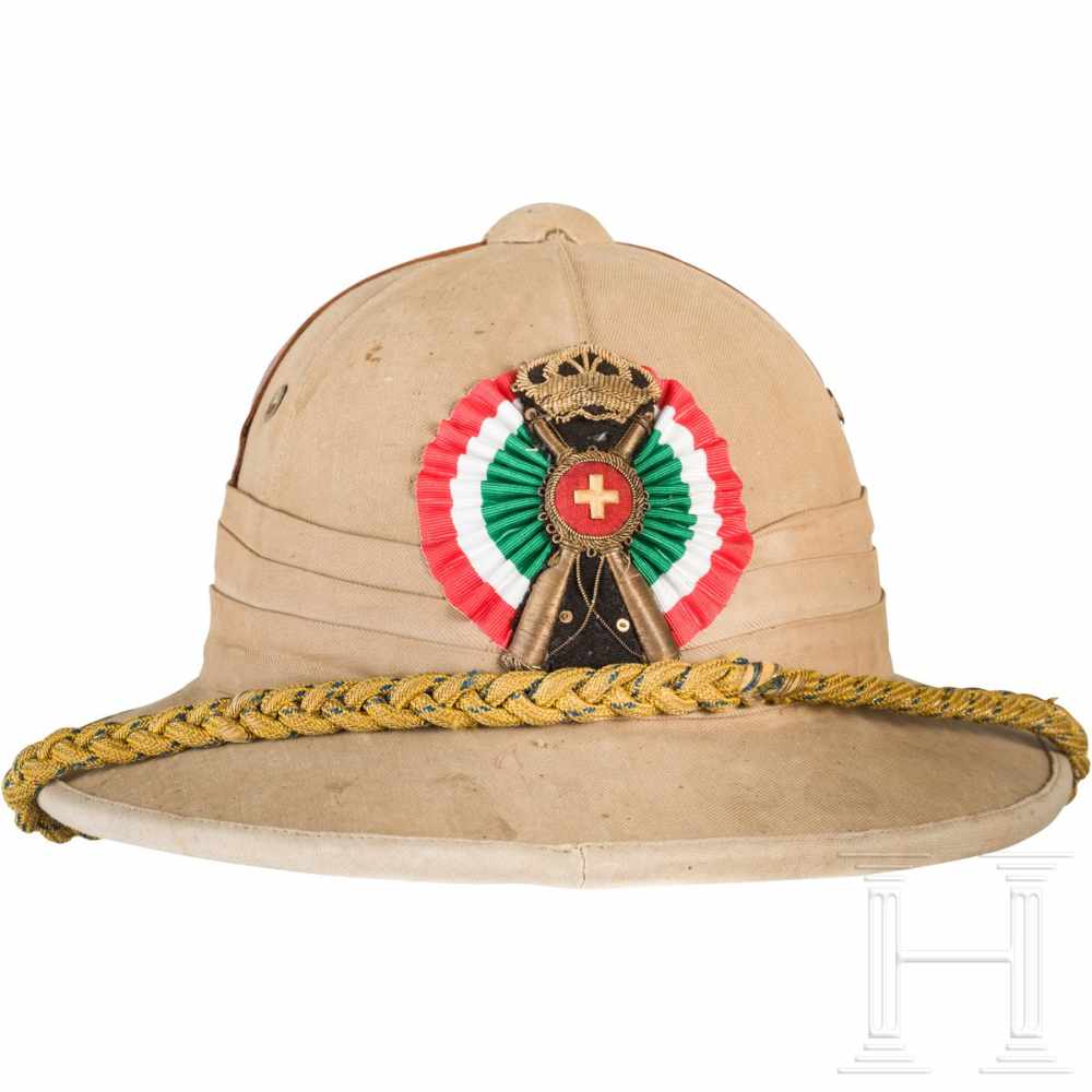 A uniform for a captain of the colonial infantryTropenhelm aus Kork, außen mit ockerfarbenem - Image 5 of 6