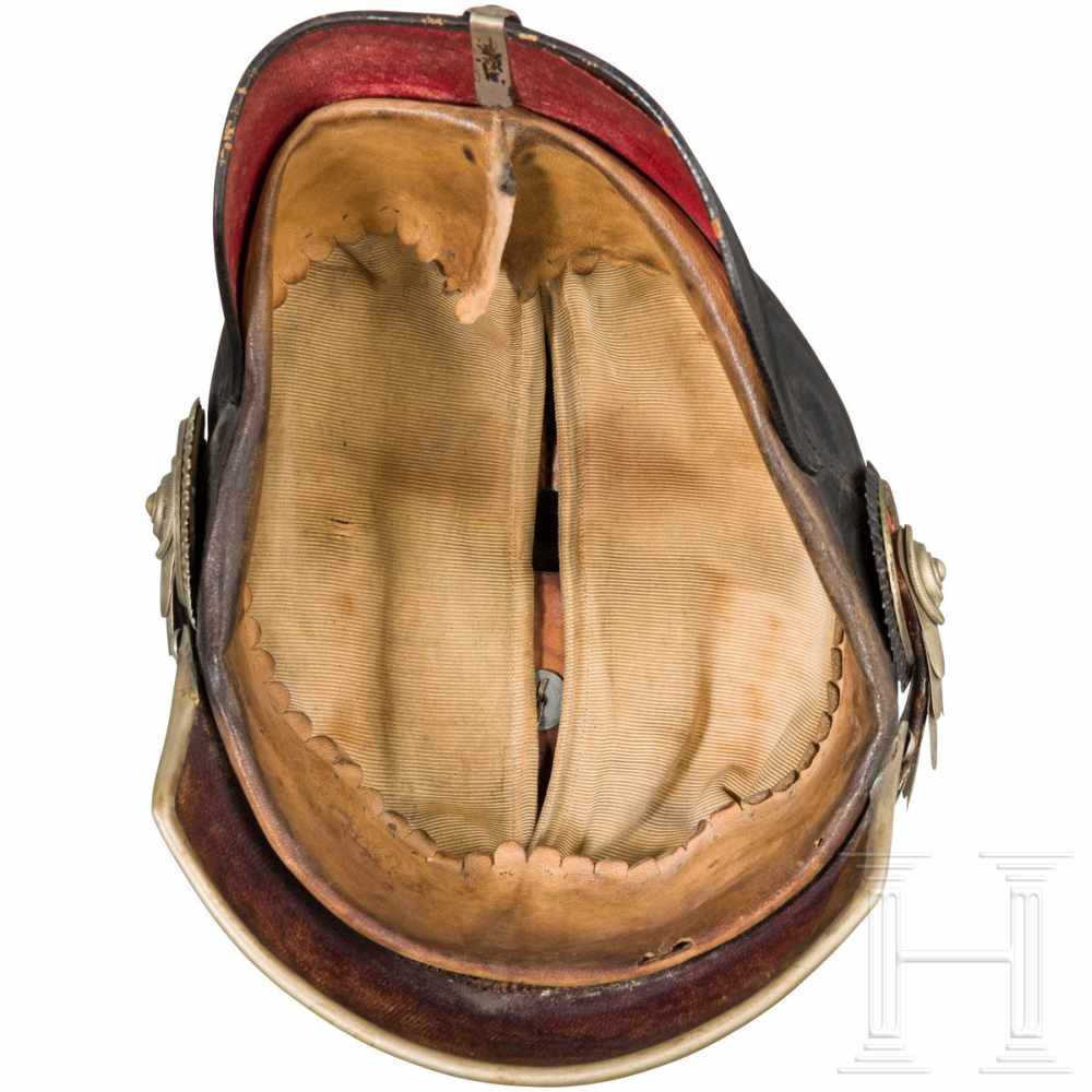 A helmet M 1886/1913 for generalsSchwarz lackierte Lederglocke (verzogen, Dellen) mit versilberten - Image 3 of 3