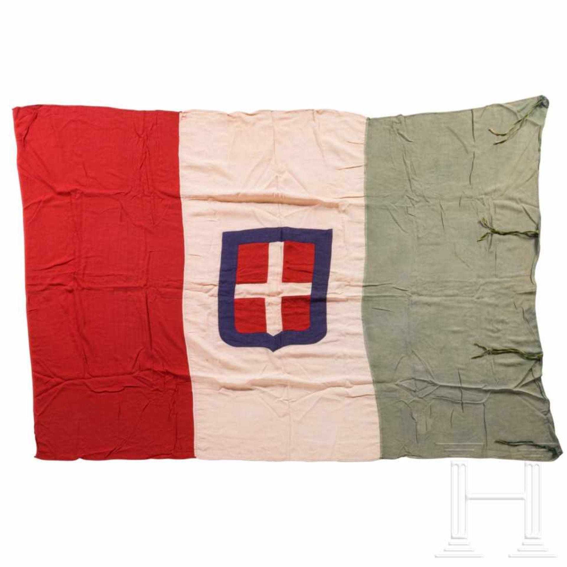 An Italian flag, 20th centuryDreiteilig vernähtes Fahnentuch mit beidseitig aufgenähtem Savoyer - Bild 2 aus 5