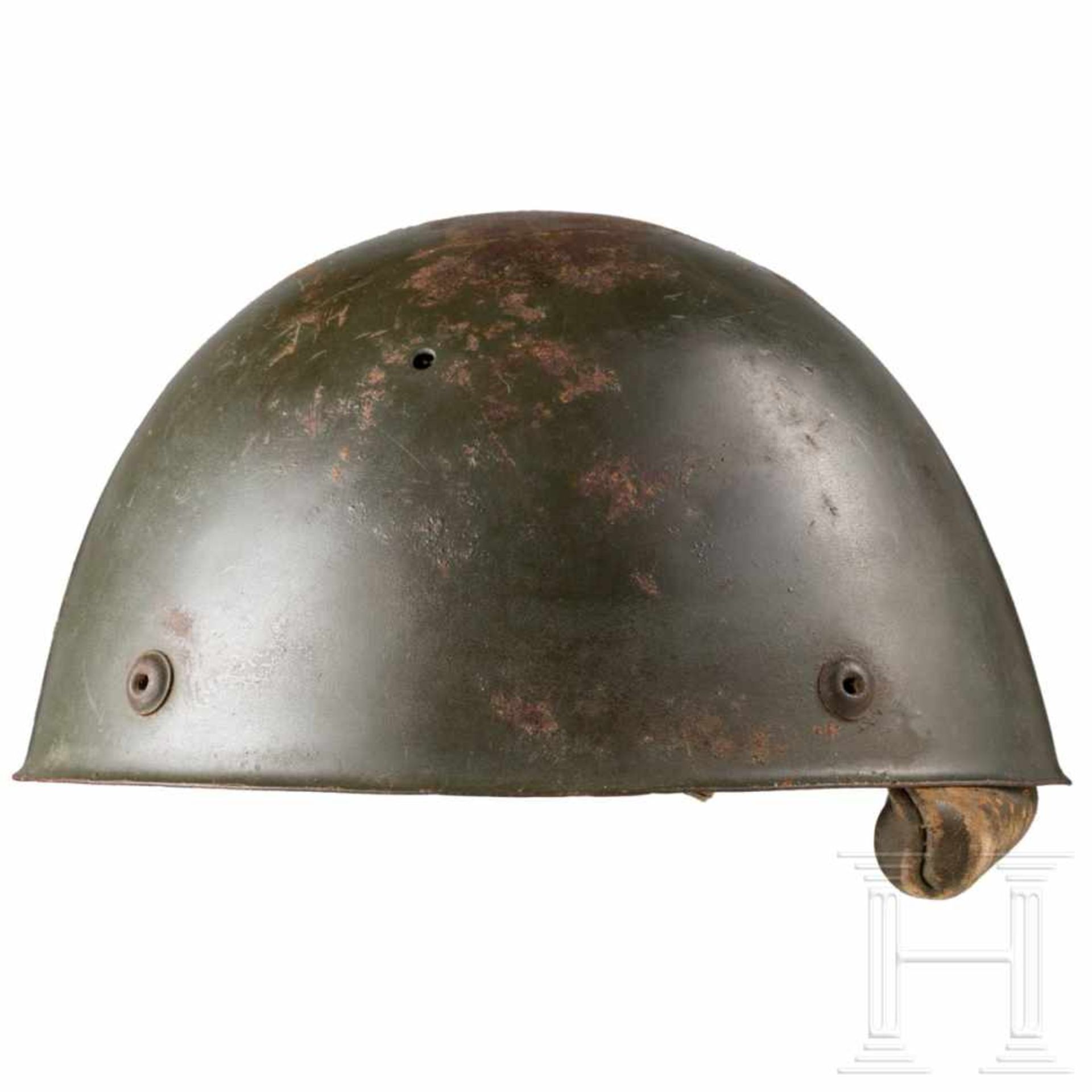 A steel helmet M 42 for paratroopersOlivgrün lackierte Glocke (Rostspuren) mit vier - Bild 4 aus 6