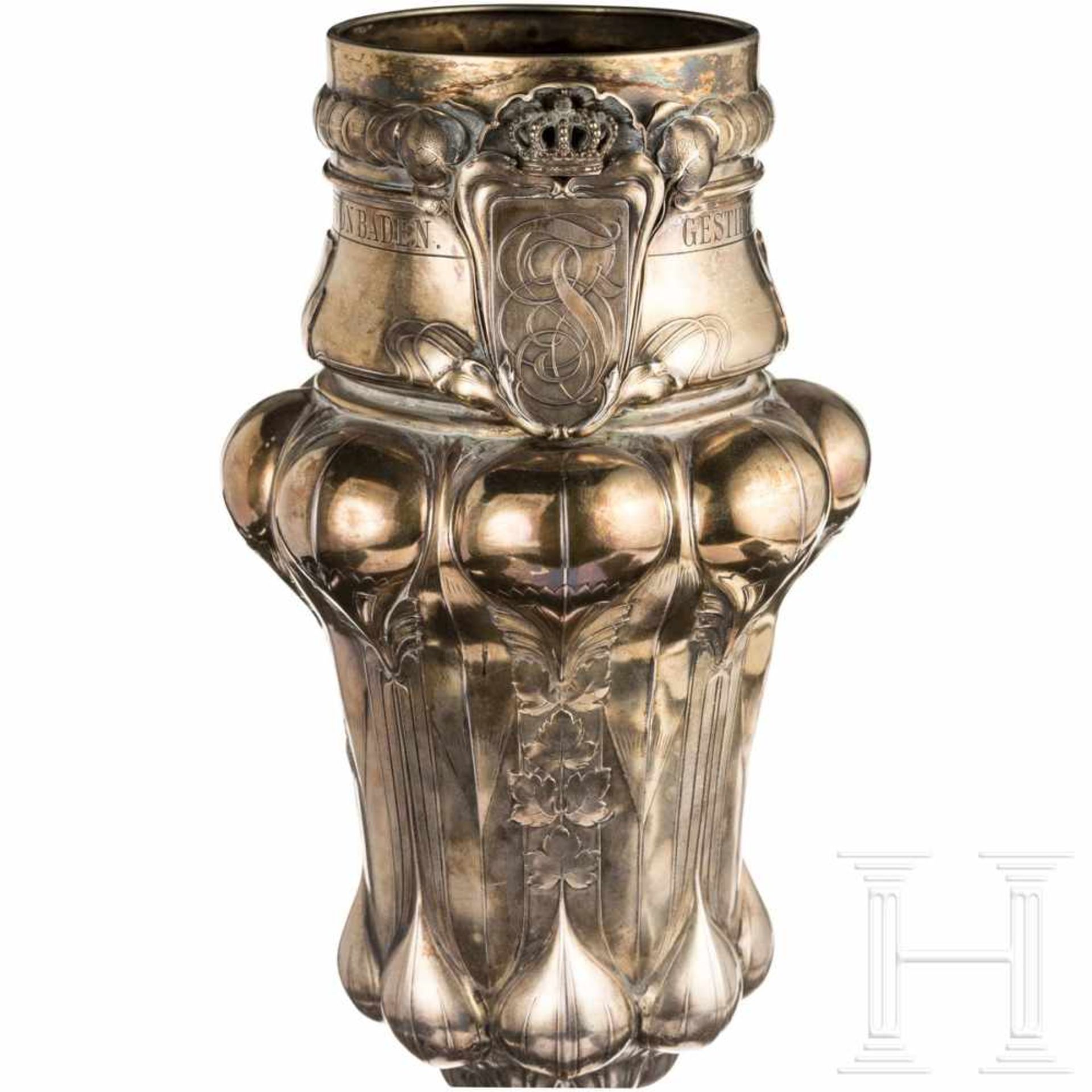 A large Art Nouveau trophy cup after a design by Hermann Götz, Baden, circa 1900Chased silver, - Bild 6 aus 15