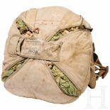 An Italian back parachute "Salvador"Äußere Packtasche aus Leinentuch mit stabilen Stoffgurten,