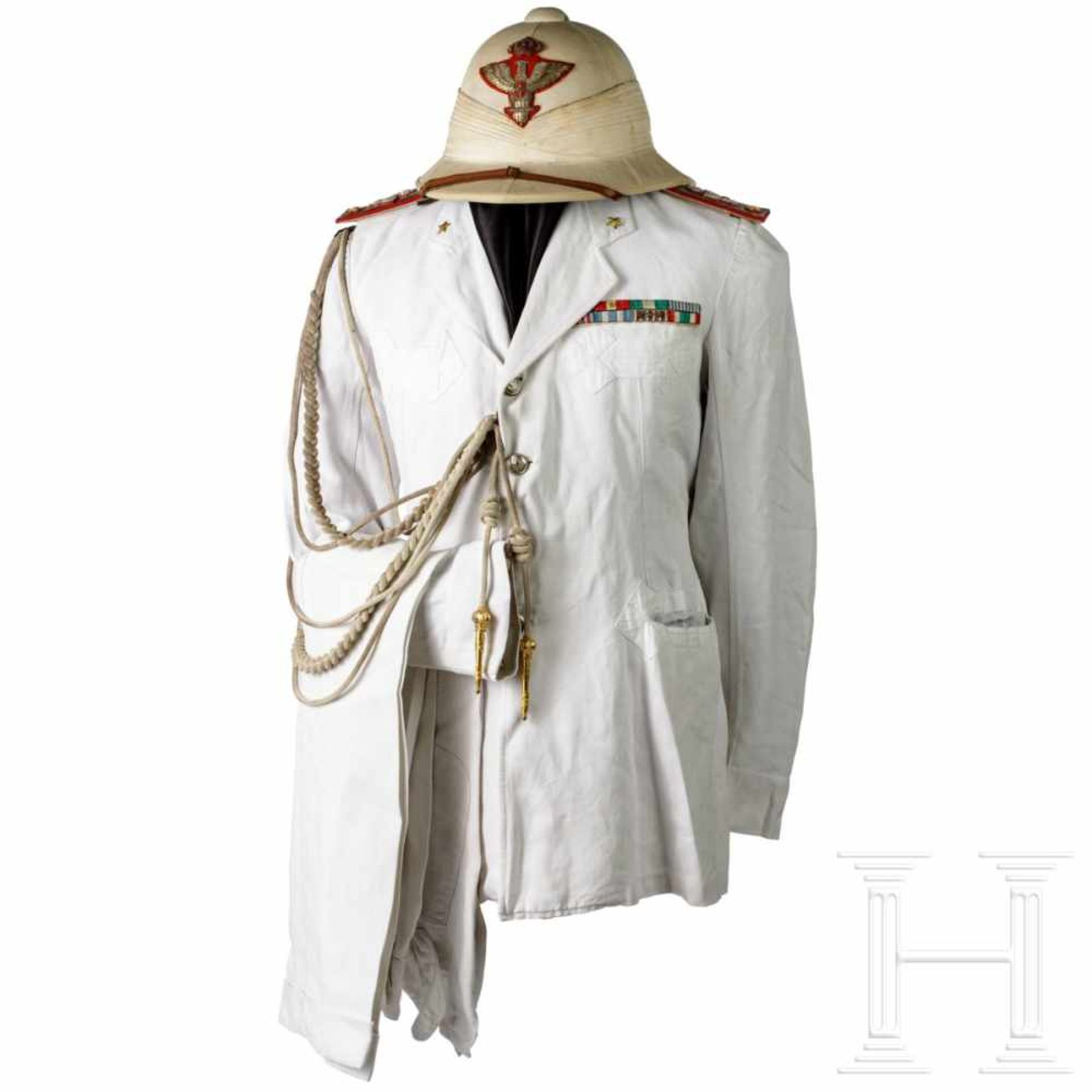 A summer uniform for a "Generale di Brigata" in the colonial territoriesWeißer Tropenhelm mit vs.