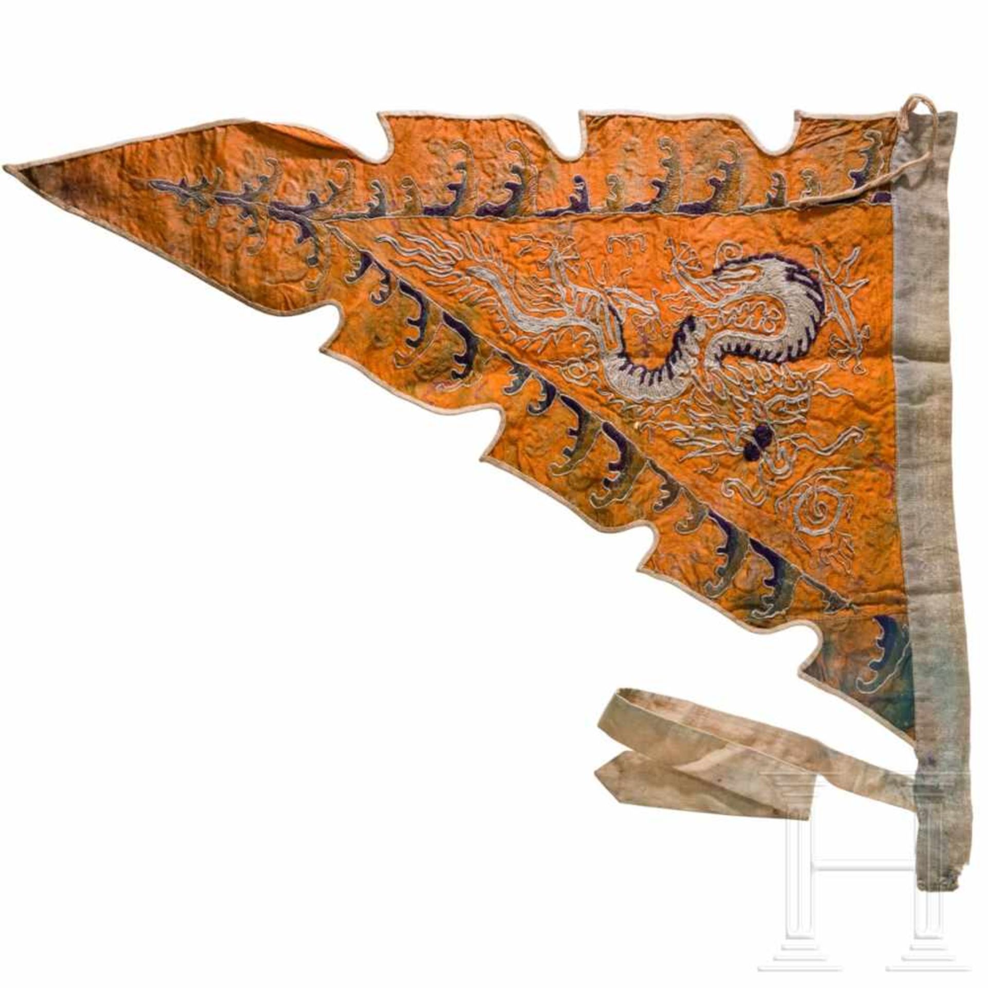 A lance flag with Imperial Dragon, Qing DynastyMehrlagiges oranges Seidentuch, beidseitig farbig - Bild 2 aus 2