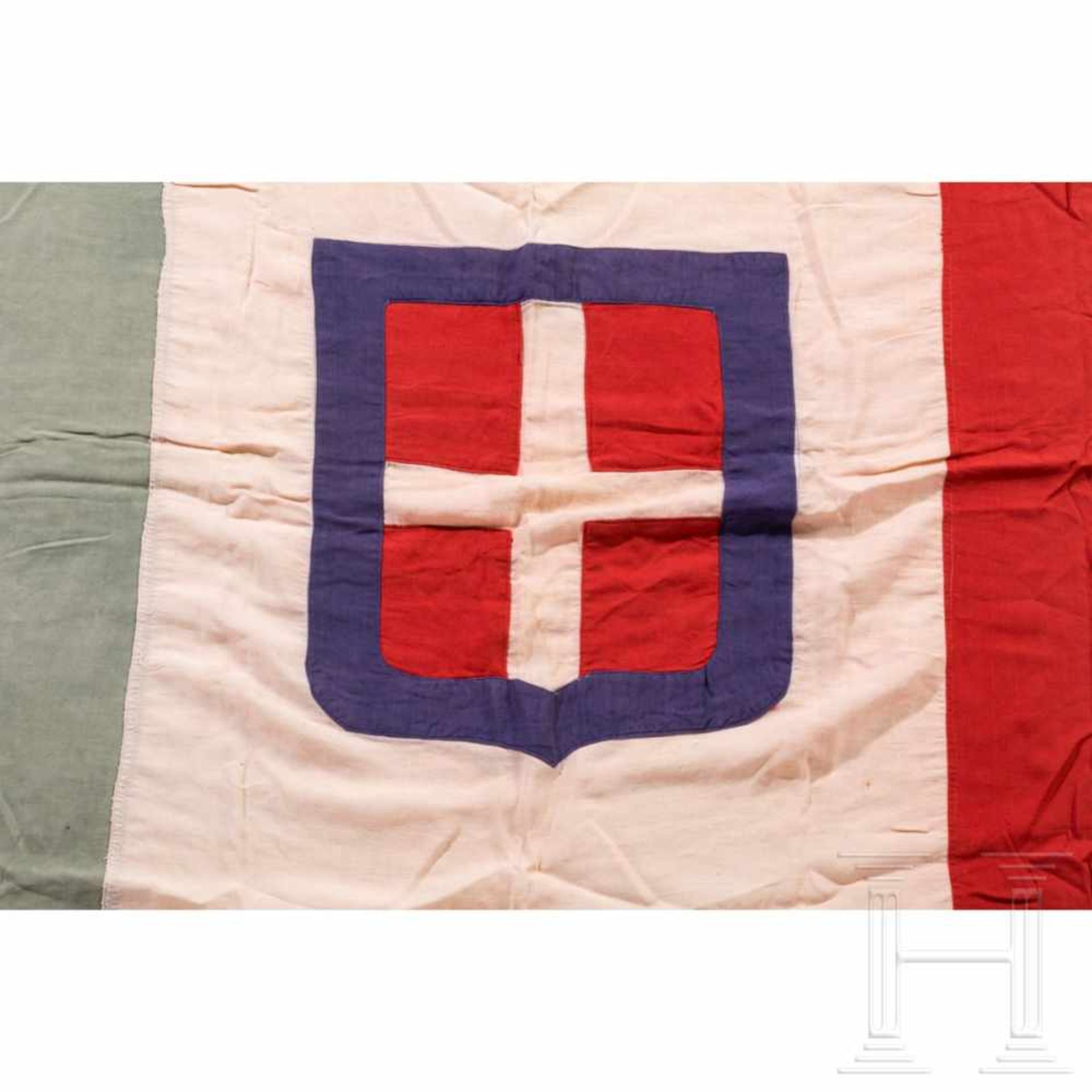 An Italian flag, 20th centuryDreiteilig vernähtes Fahnentuch mit beidseitig aufgenähtem Savoyer - Bild 5 aus 5
