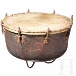 A Hannoverian kettledrum, 18th centuryEinteilig aus Kupfer getriebener Korpus mit gebördeltem