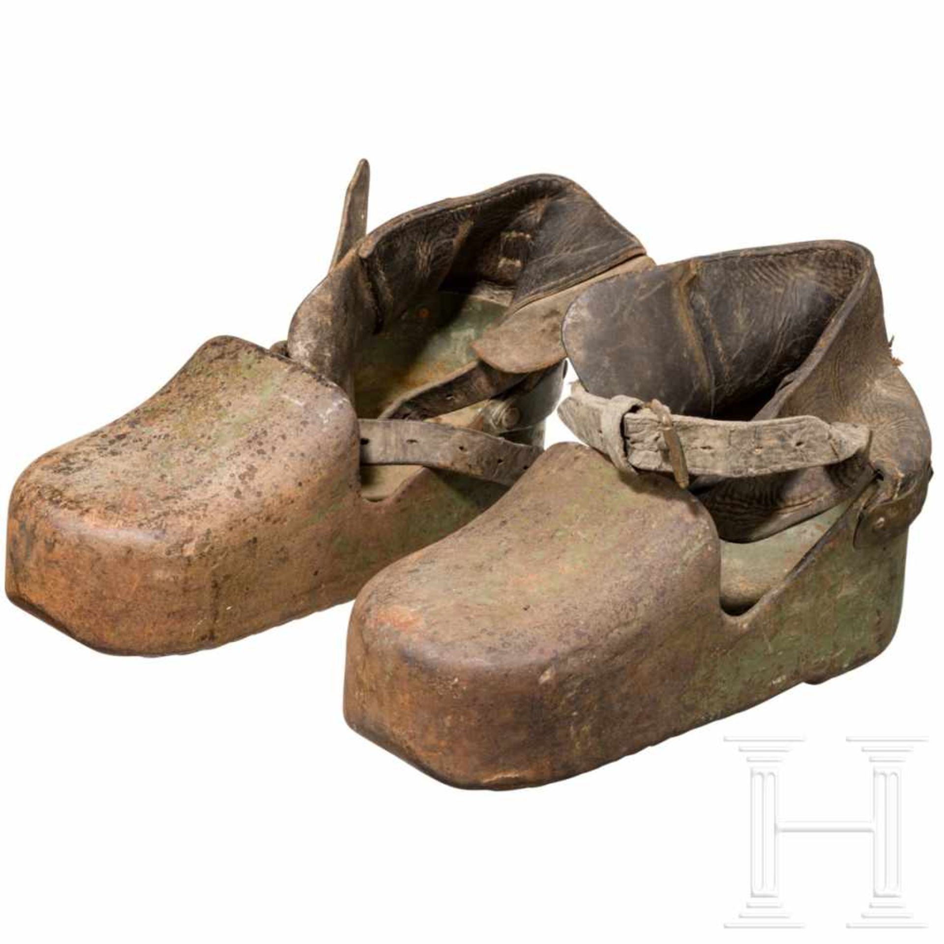 A pair of shoes for combat divers, 1st half of the 20th centuryJeweils schwerer Eisenkorpus mit