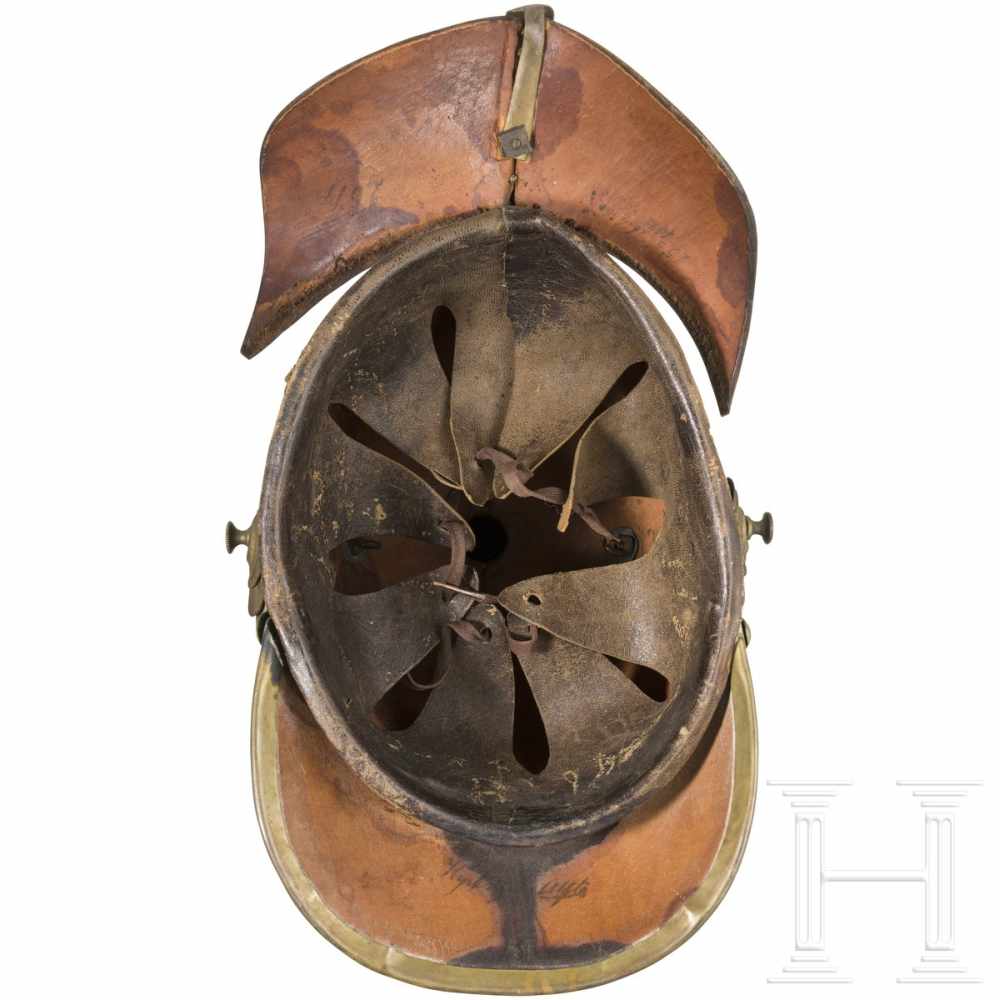 A helmet M 1845 for enlisted men of the infantryHoher, schwarz lackierter Lederkorpus mit rundem - Image 3 of 3