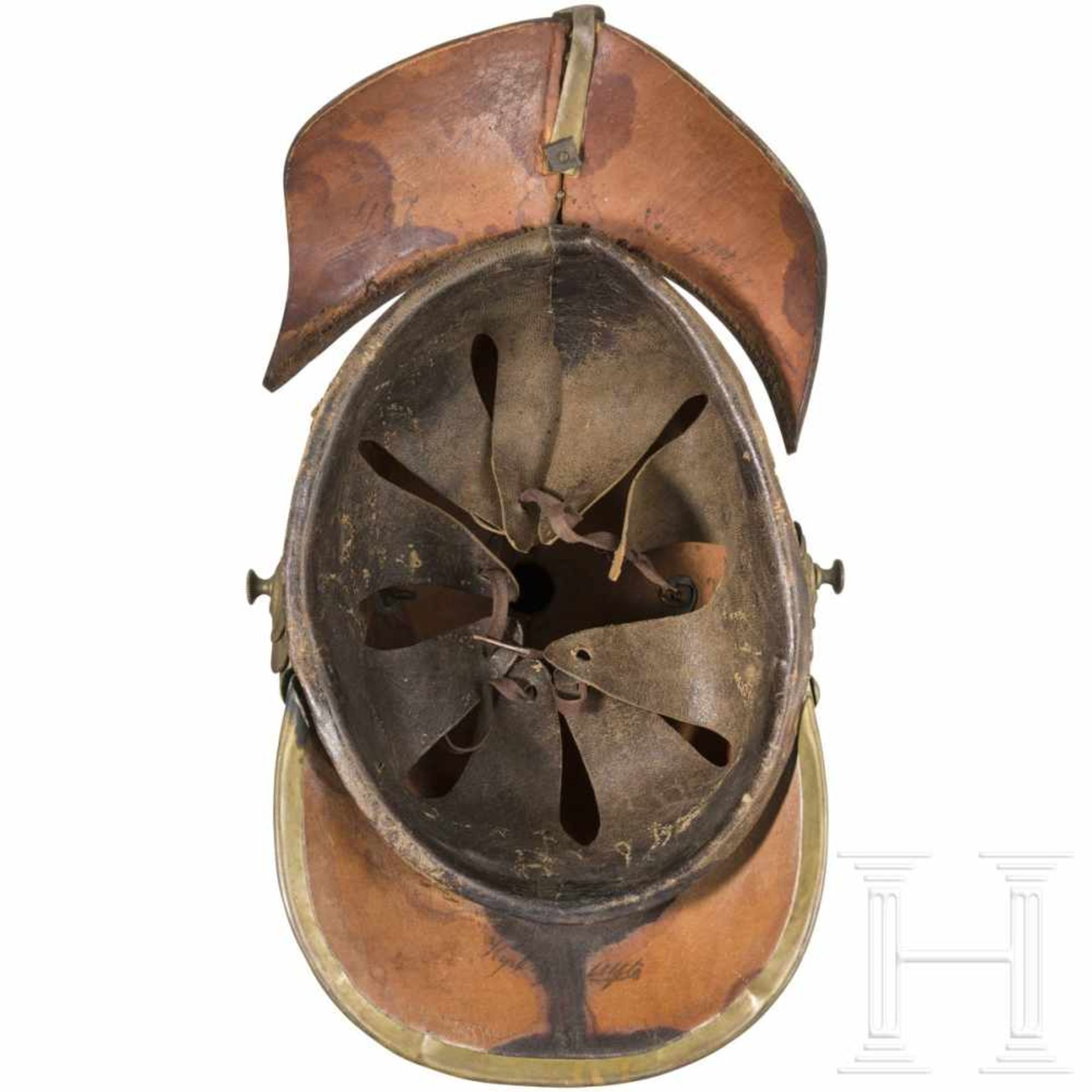 A helmet M 1845 for enlisted men of the infantryHoher, schwarz lackierter Lederkorpus mit rundem - Bild 3 aus 3
