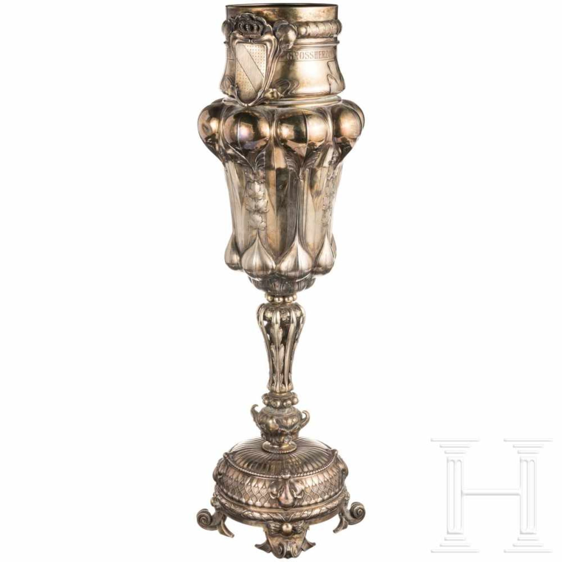 A large Art Nouveau trophy cup after a design by Hermann Götz, Baden, circa 1900Chased silver, - Bild 3 aus 15