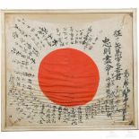 A hand-signed Japanese flag, 19th/20th centuryWeiße Seide, im Zentrum rot bedruckt, der weiße