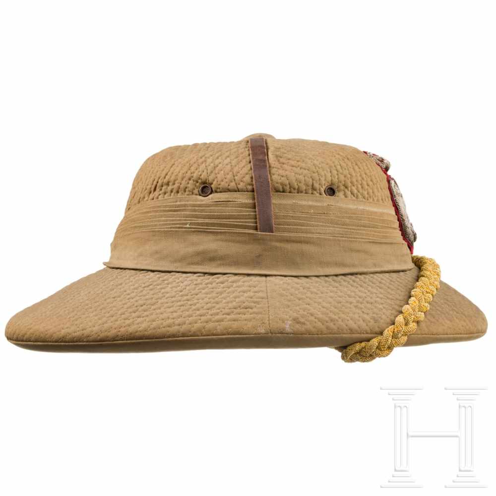 A pith helmet for a general, before 1945Dicker Korkkorpus, mit abgestepptem Baumwolltuch bezogen, - Image 3 of 4