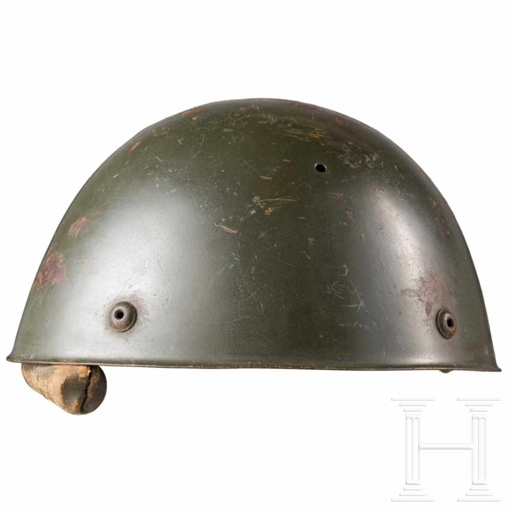 A steel helmet M 42 for paratroopersOlivgrün lackierte Glocke (Rostspuren) mit vier - Image 3 of 6