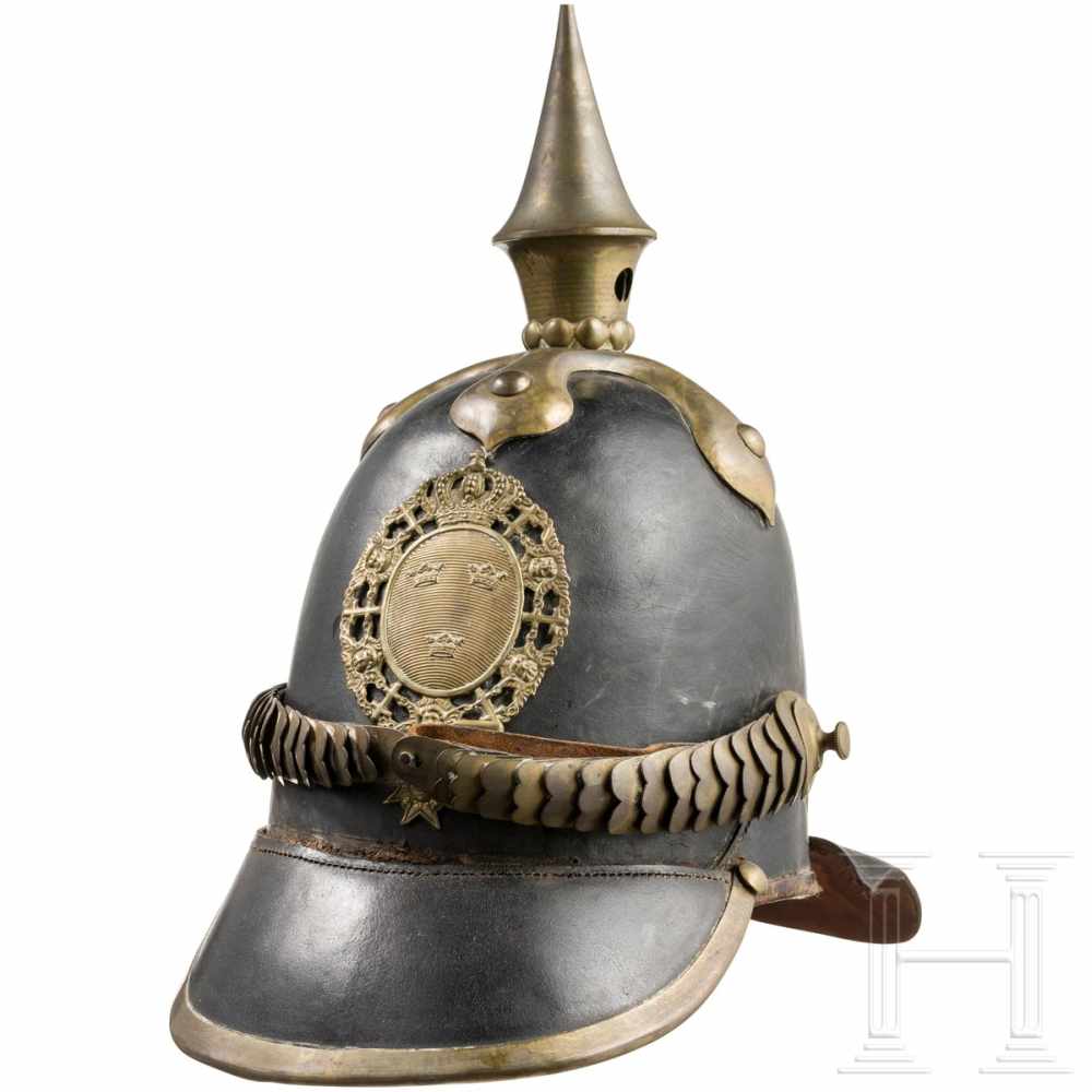 A helmet M 1845 for enlisted men of the infantryHoher, schwarz lackierter Lederkorpus mit rundem