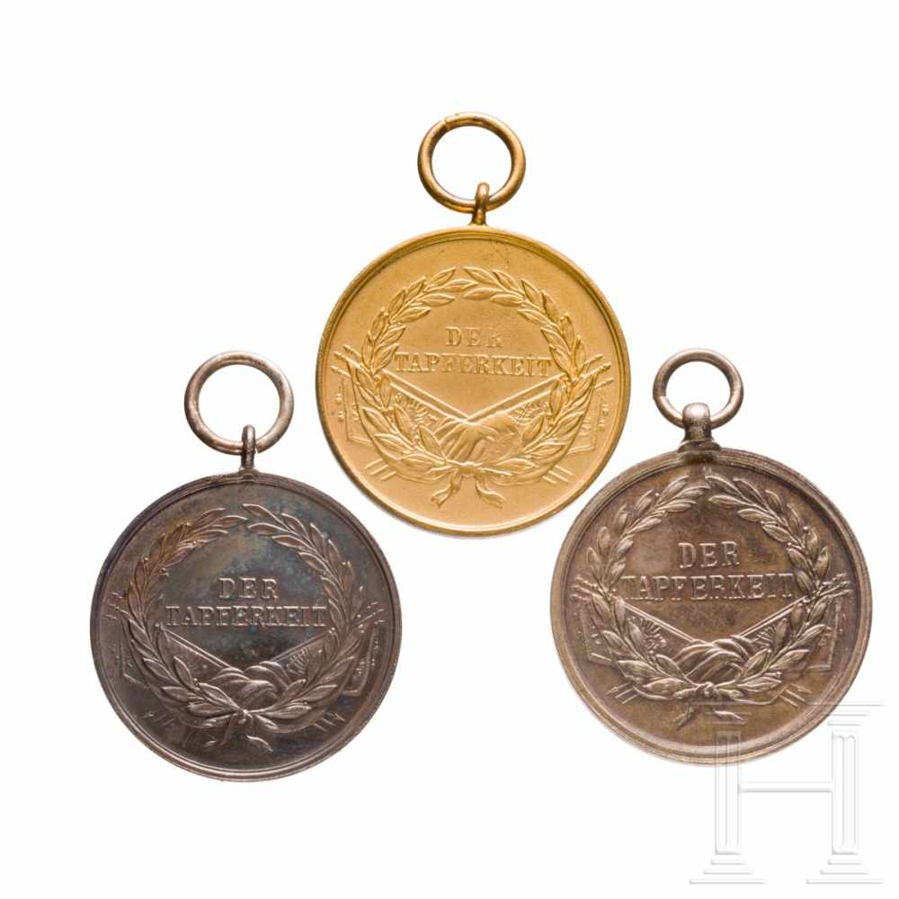 Medal for Bravery - three awardsDrei Tapferkeitsmedaillen (zwei in Silber der 2. Klasse, eine in - Image 2 of 2