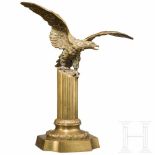 An eagle on a victory columnMassiver Bronzeadler auf schwerem, hohl gegossenem Untersatz.