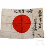 A signed Japanese battle flag, World War IIWeiße Seide, beidseitig rot bedruckt, einseitig