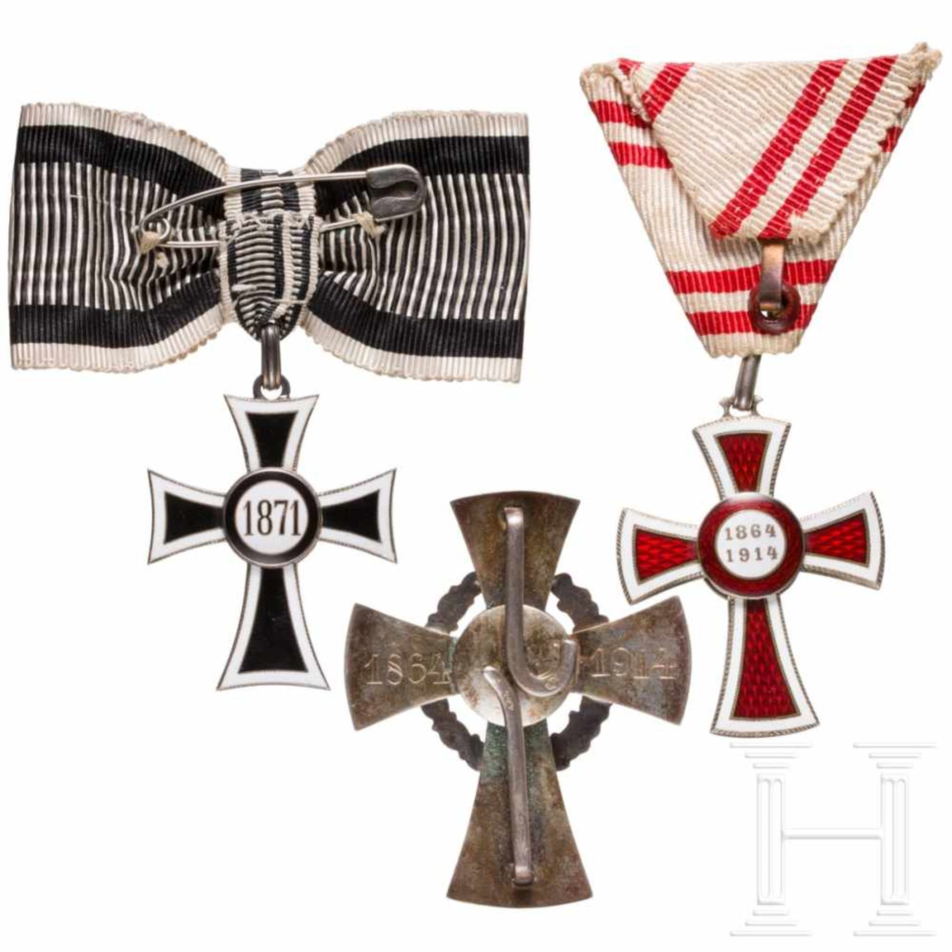 Three Red Cross awardsBrustkreuz des Marianerkreuzes des Deutschen Ritterordens an Damenschleife, - Bild 2 aus 2