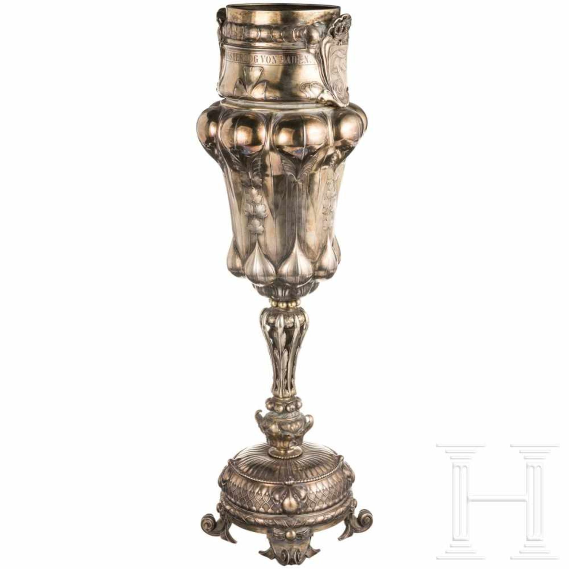 A large Art Nouveau trophy cup after a design by Hermann Götz, Baden, circa 1900Chased silver, - Bild 4 aus 15