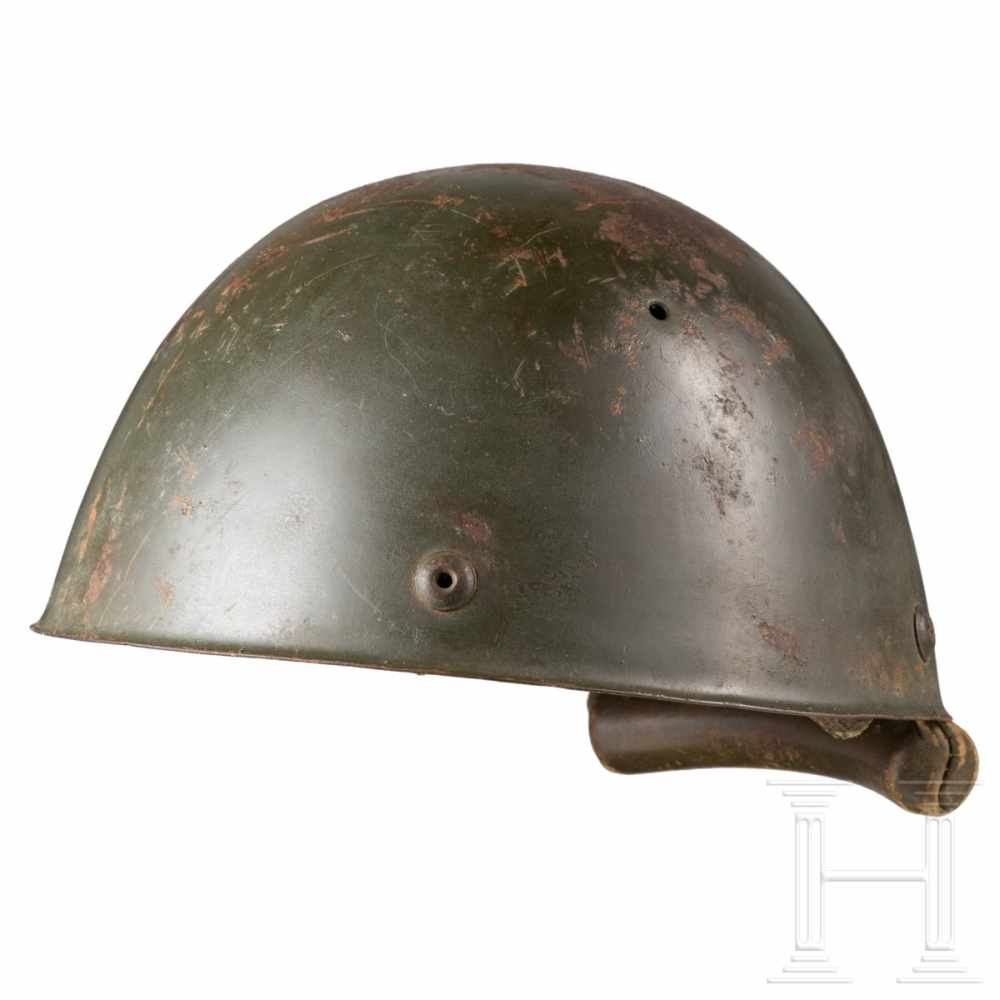 A steel helmet M 42 for paratroopersOlivgrün lackierte Glocke (Rostspuren) mit vier - Image 2 of 6