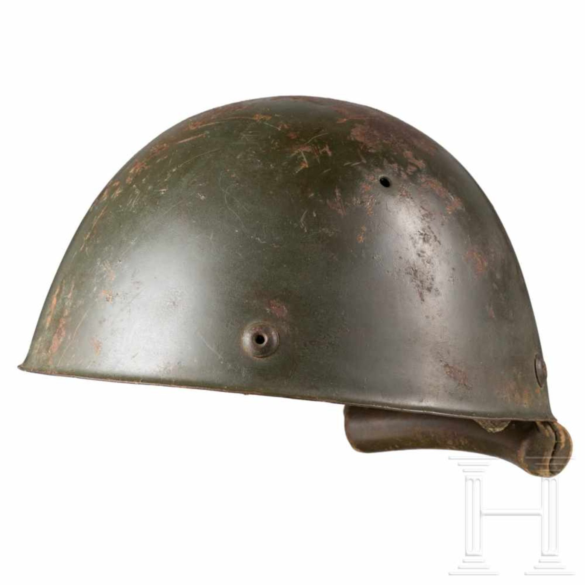 A steel helmet M 42 for paratroopersOlivgrün lackierte Glocke (Rostspuren) mit vier - Bild 2 aus 6