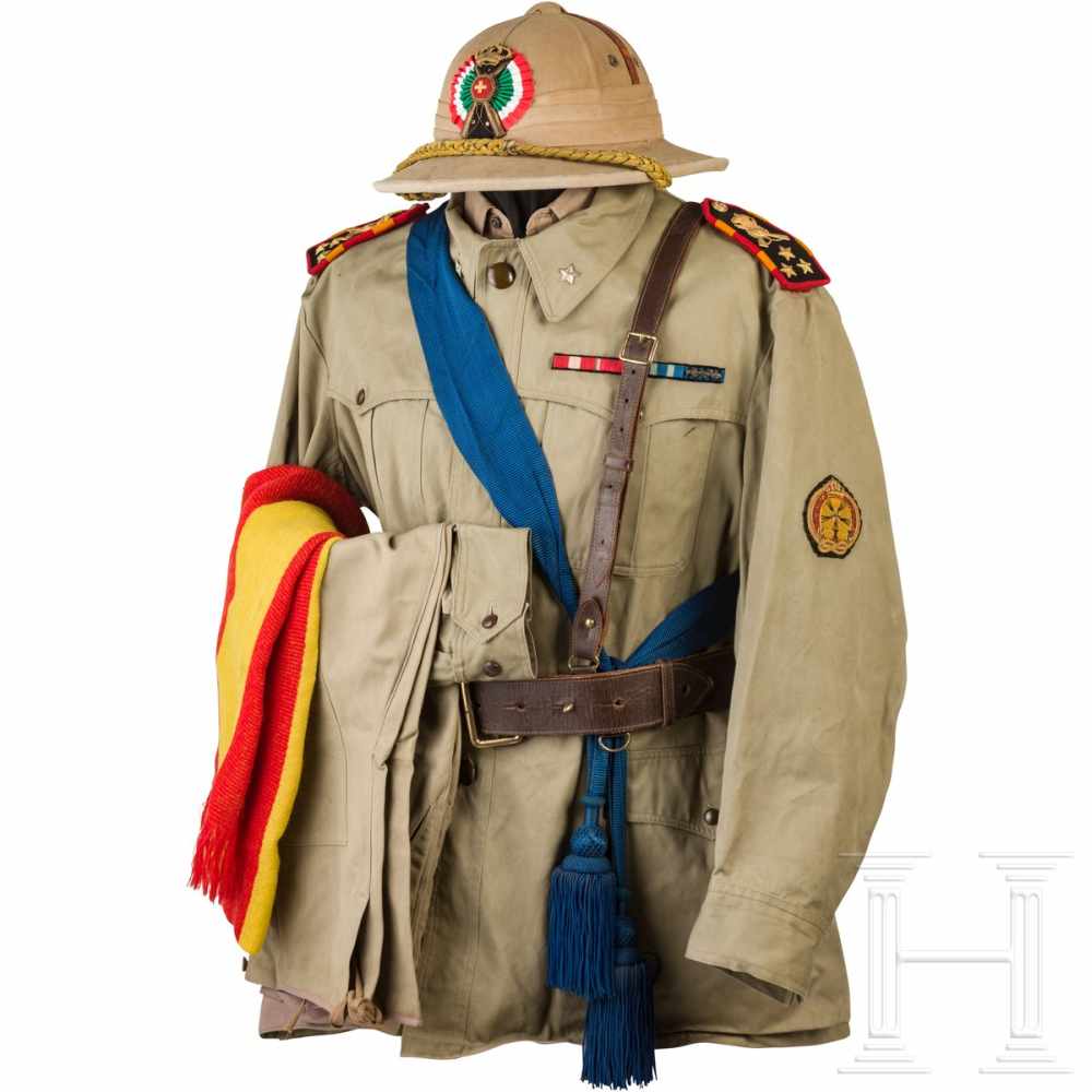 A uniform for a captain of the colonial infantryTropenhelm aus Kork, außen mit ockerfarbenem