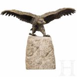 A table eagleMassiver Bronzeadler auf rauem Steinsockel in Form eines Pyramidenstumpfes. Detailliert