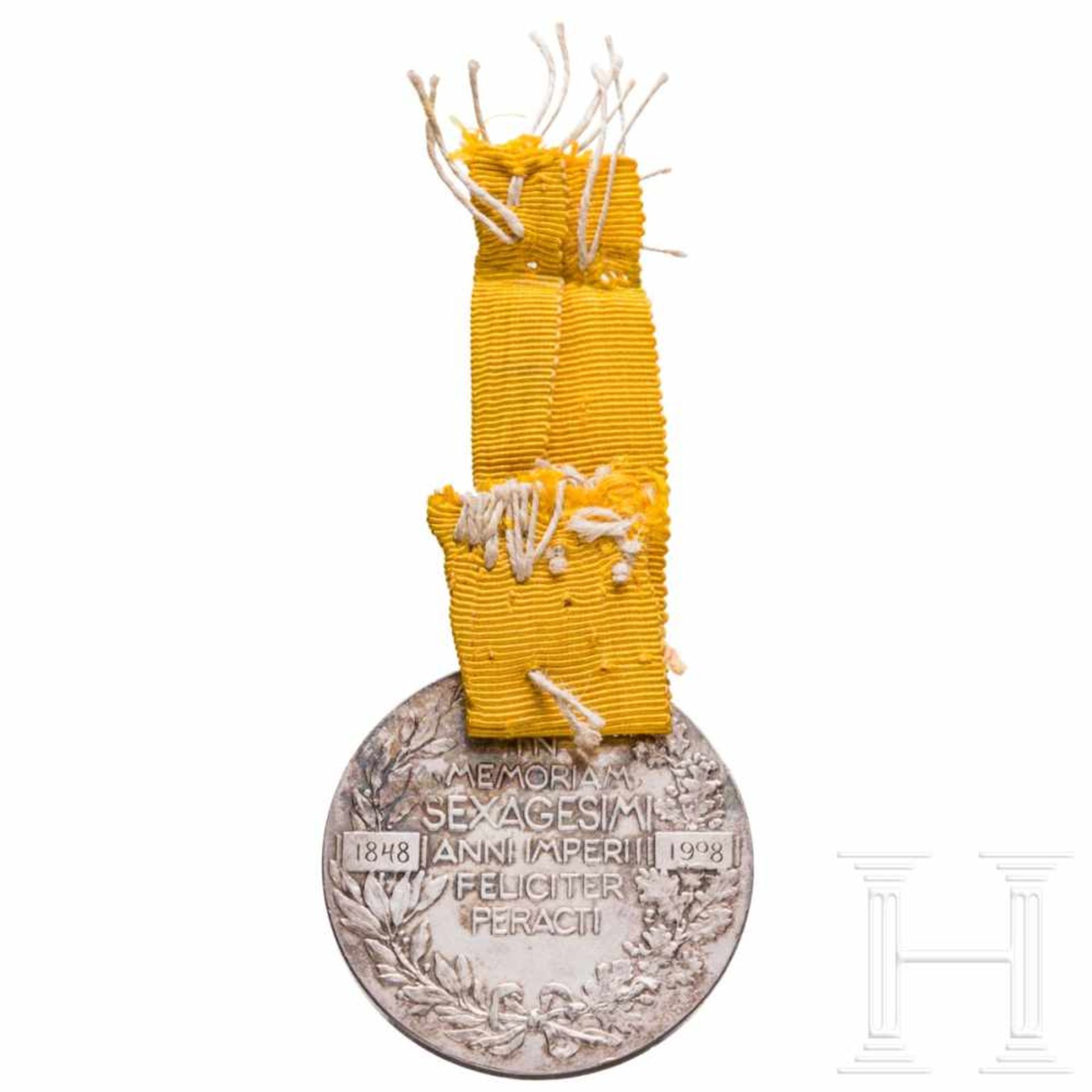 An anniversary medal for foreigners, 1908In Silber geprägte Medaille für Offiziere mit in den Rand - Bild 2 aus 2