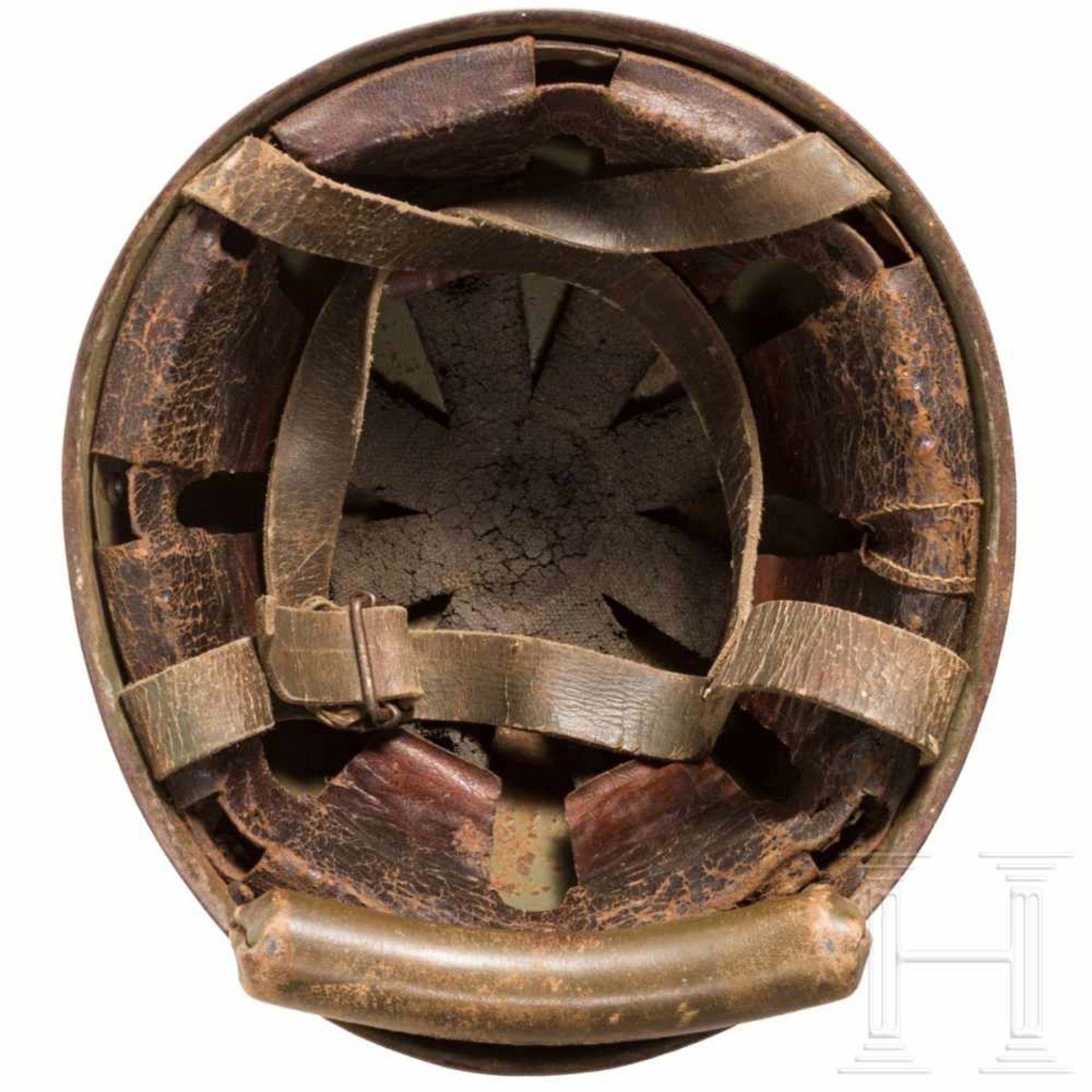 A steel helmet M 42 for paratroopersOlivgrün lackierte Glocke (Rostspuren) mit vier - Bild 6 aus 6
