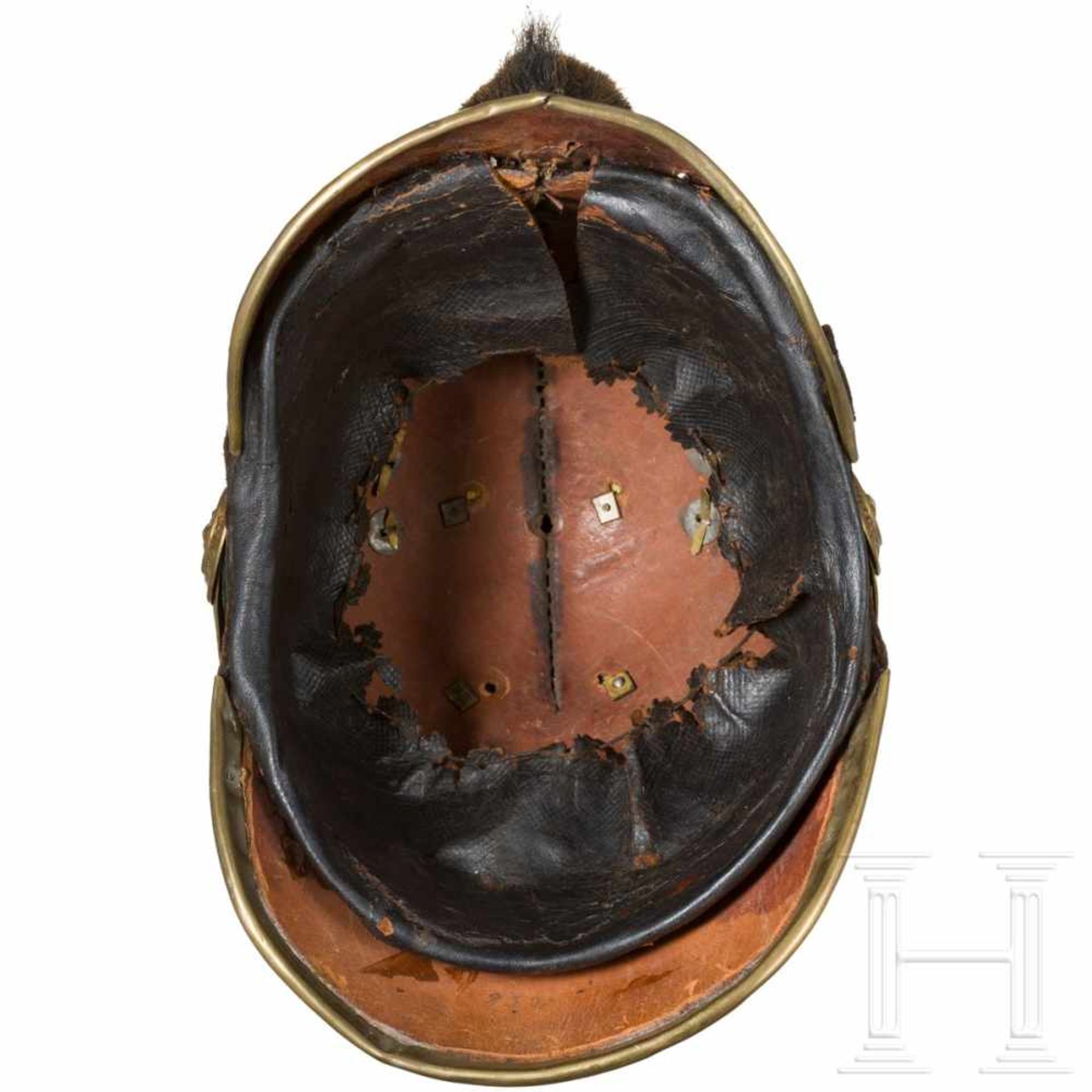 A helmet M 1867 for officers of the cavalry regimentsLederkorpus mit Messingbeschlägen. - Bild 3 aus 3