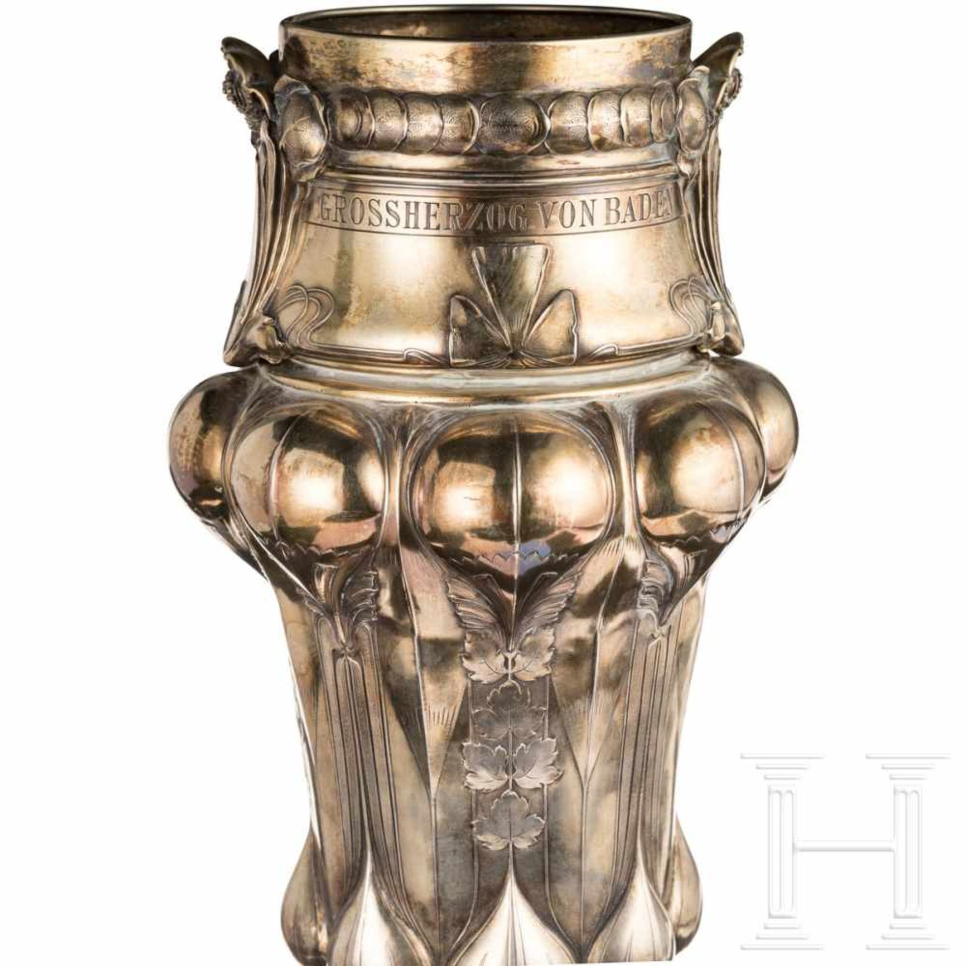 A large Art Nouveau trophy cup after a design by Hermann Götz, Baden, circa 1900Chased silver, - Bild 11 aus 15