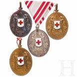 Decoration of the Red Cross - four medalsVier Ehrenmedaillen ohne Kriegsdekoration (Frieden). Zwei