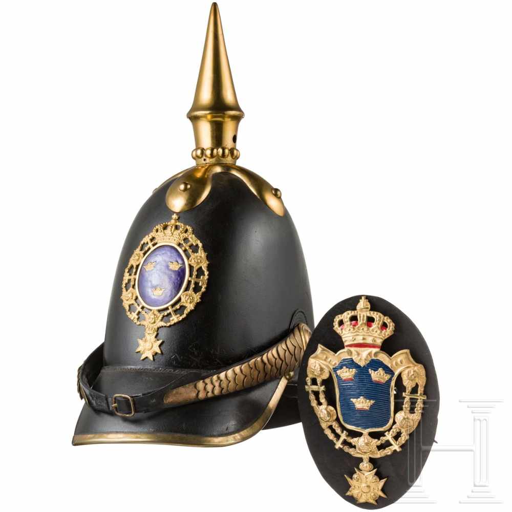 A helmet M 1845 for officers of the line infantryHoher, schwarz lackierter Lederkorpus mit rundem